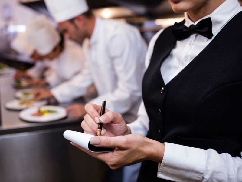 رفتار و ظاهر مناسب کارکنان در رستوران